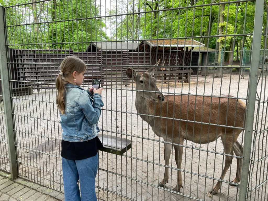 Tiergehege Kaisergarten meisje met hert