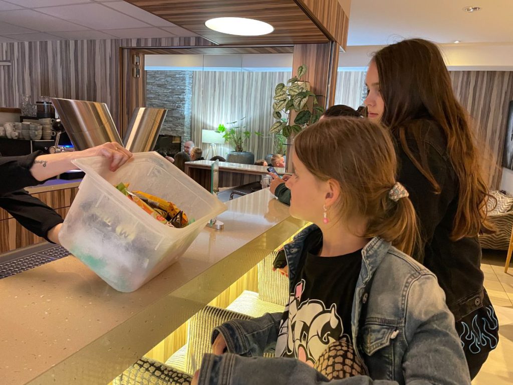 Parkhotel Oberhausen 2 meisjes halen ijs