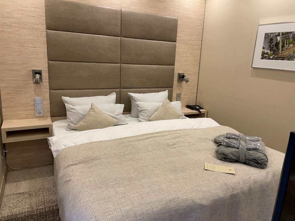 Parkhotel Oberhausen twee persoons bed met duster en slippers