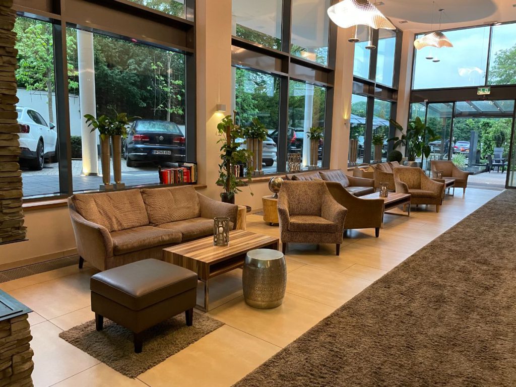 lobby hotel met stoelen