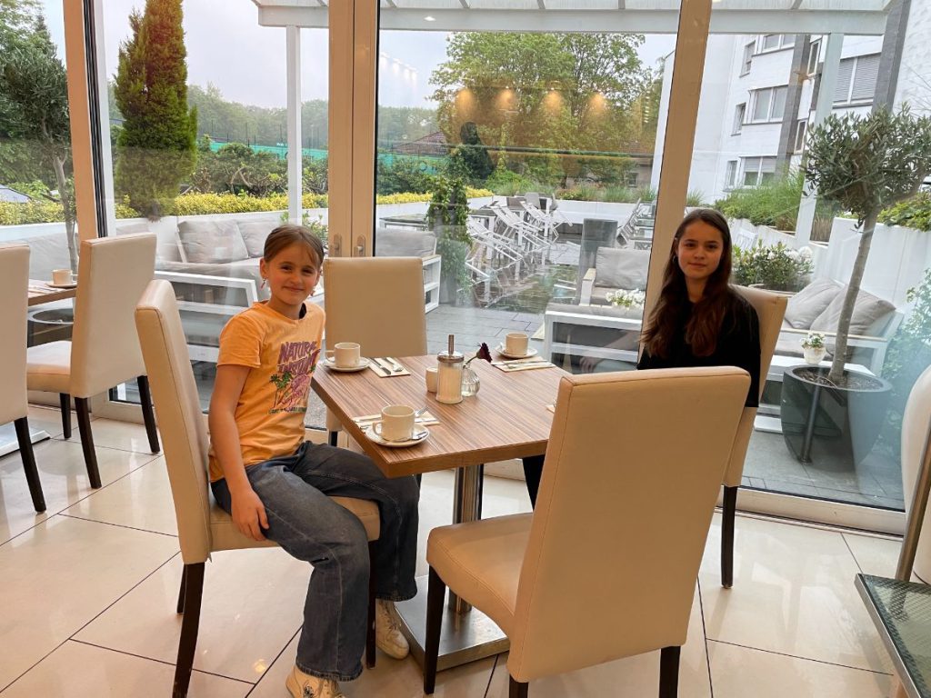 Parkhotel Oberhausen 2 kinderen aan tafel