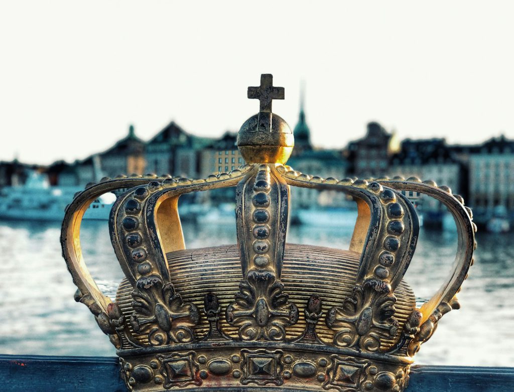 gold crown on blue body of water during daytime brug zweden kroon