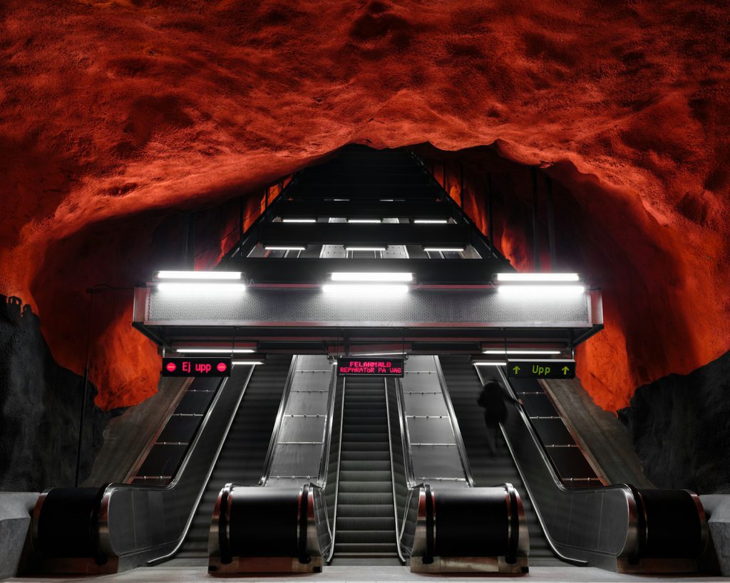 escalator in cave roltrap in grot metro openbaar vervoer stockholm met kinderen