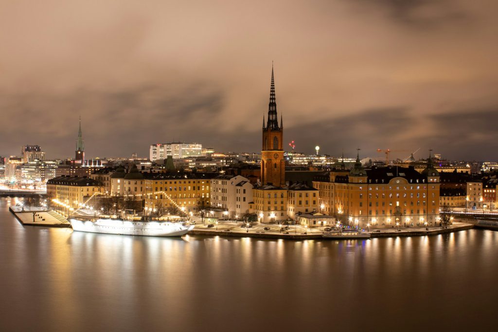 a view of a city at night from across the water stockholm kinderen