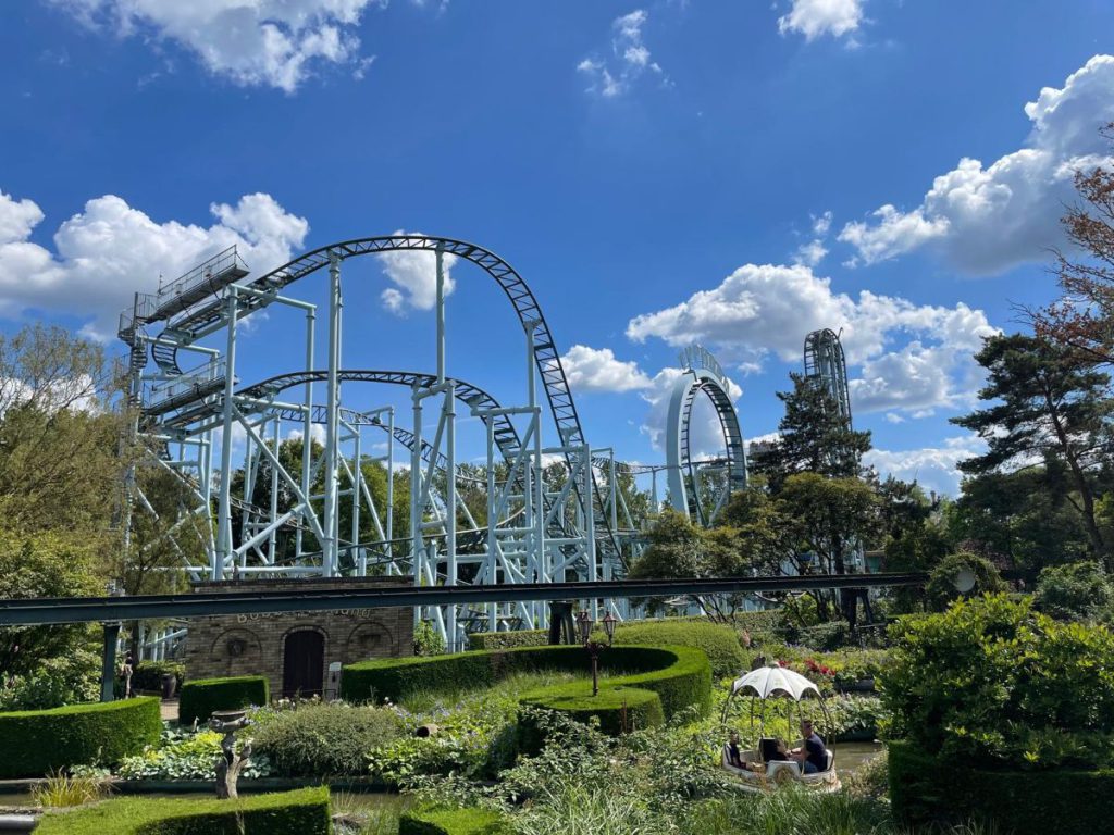 bobbejaanland achtbaan blauwe lucht wolken