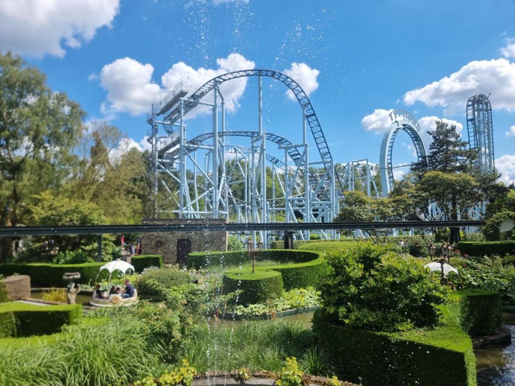 typhoon achtbaan rollercoaster dropping