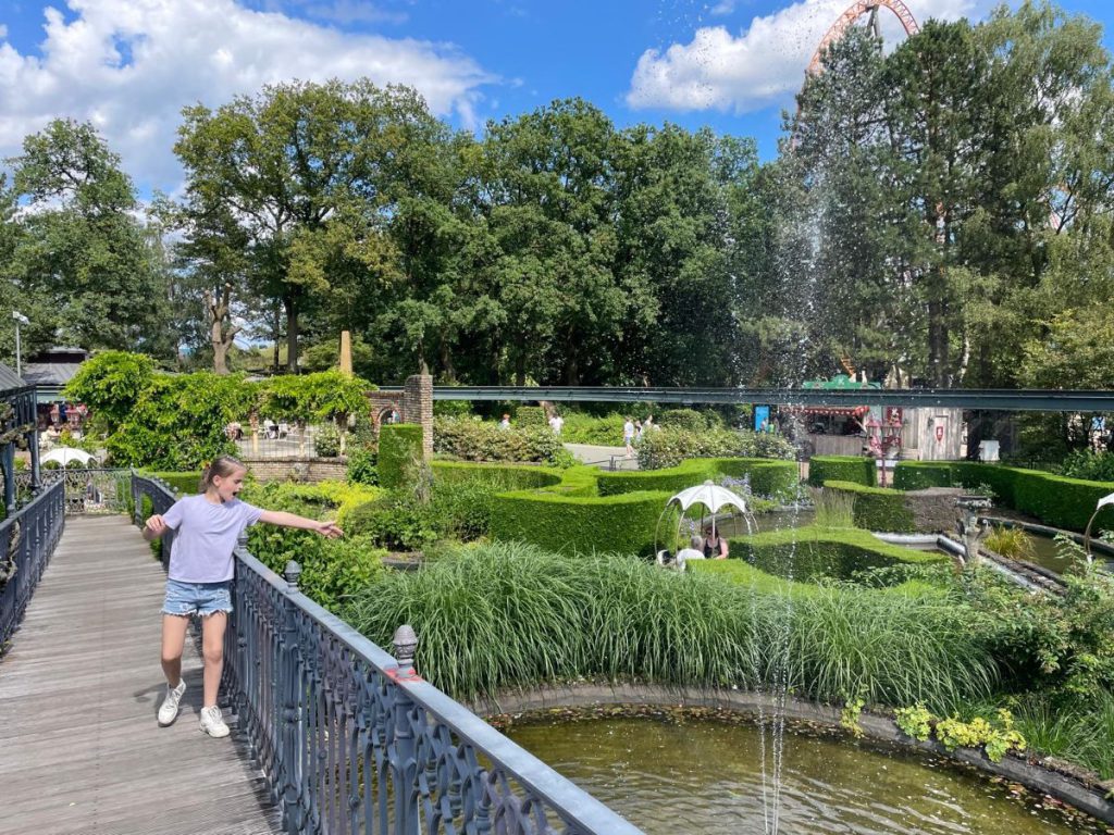 meisje met fontein bobbejaanland