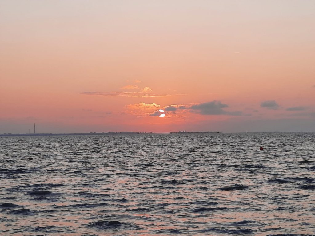 Duitse waddenkust zee ondergaande zon zonsondergang