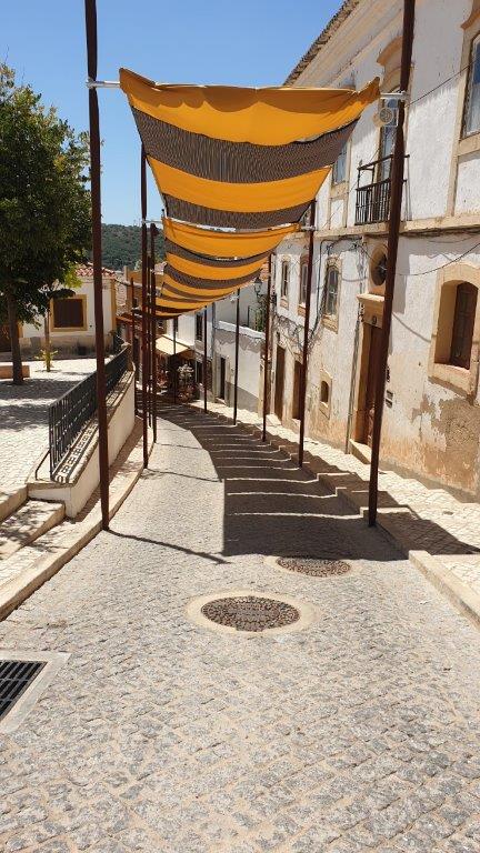 Kasteel van Silves portugal algarve schaduwdoeken straatje