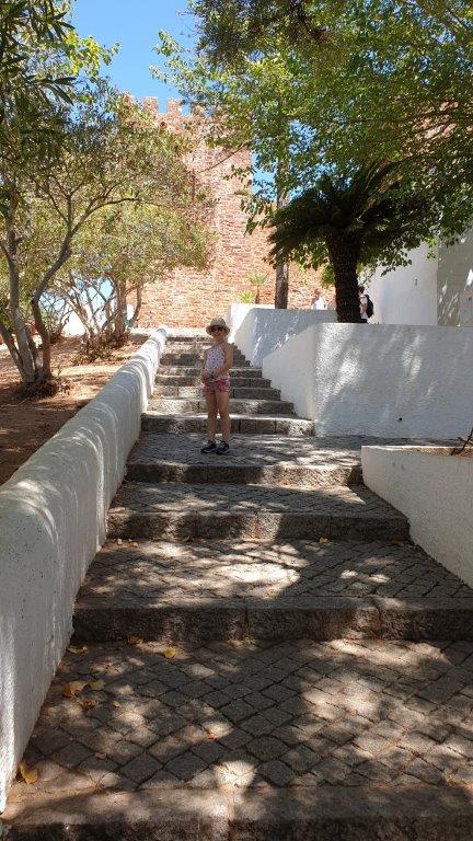 kleine trappen meisje algarve portugal