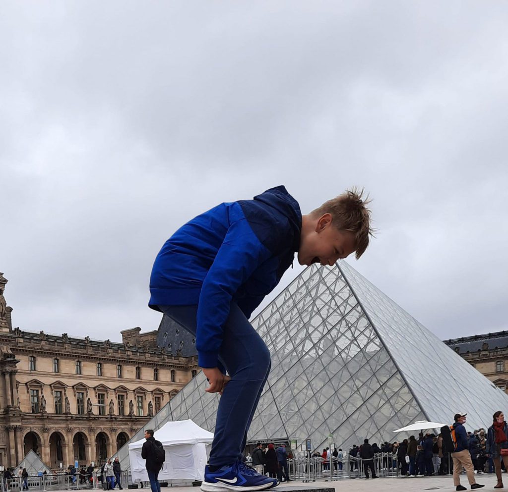 stedentrip parijs met kind kind jongen louvre glazen piramide