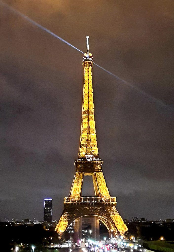 eiffeltoren parijs verlicht licht bij nacht 's nachts donker verlicht