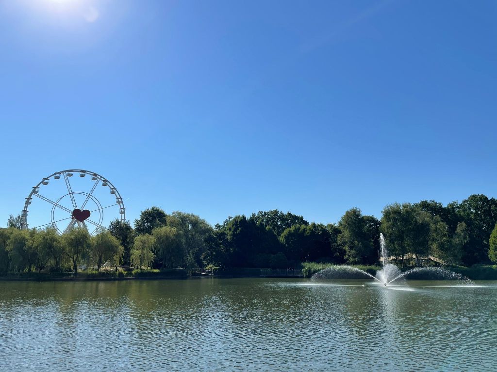 bobbejaanland waterplas met reuzenrad en fontein