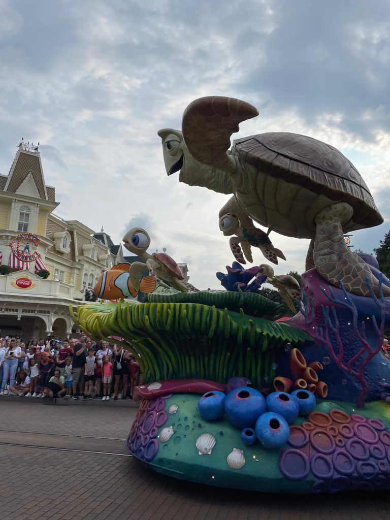 disneyland parijs show parade schildpad