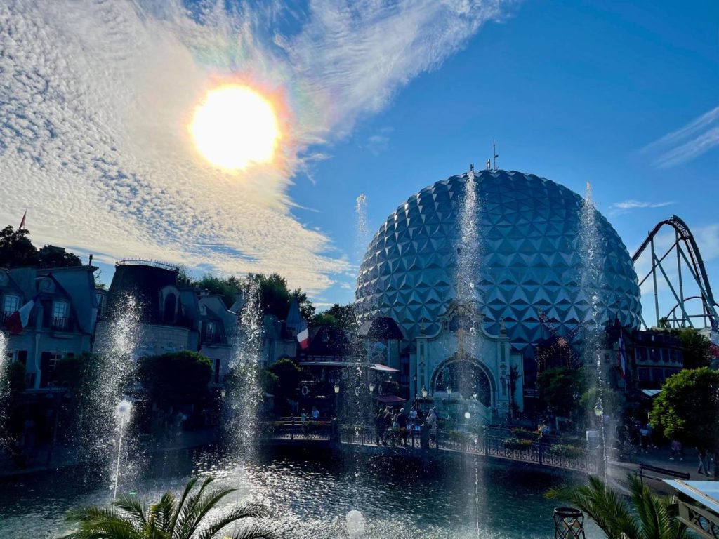 Achtbanen Europa-Park grote bol met brandende zon coaster rollercoaster