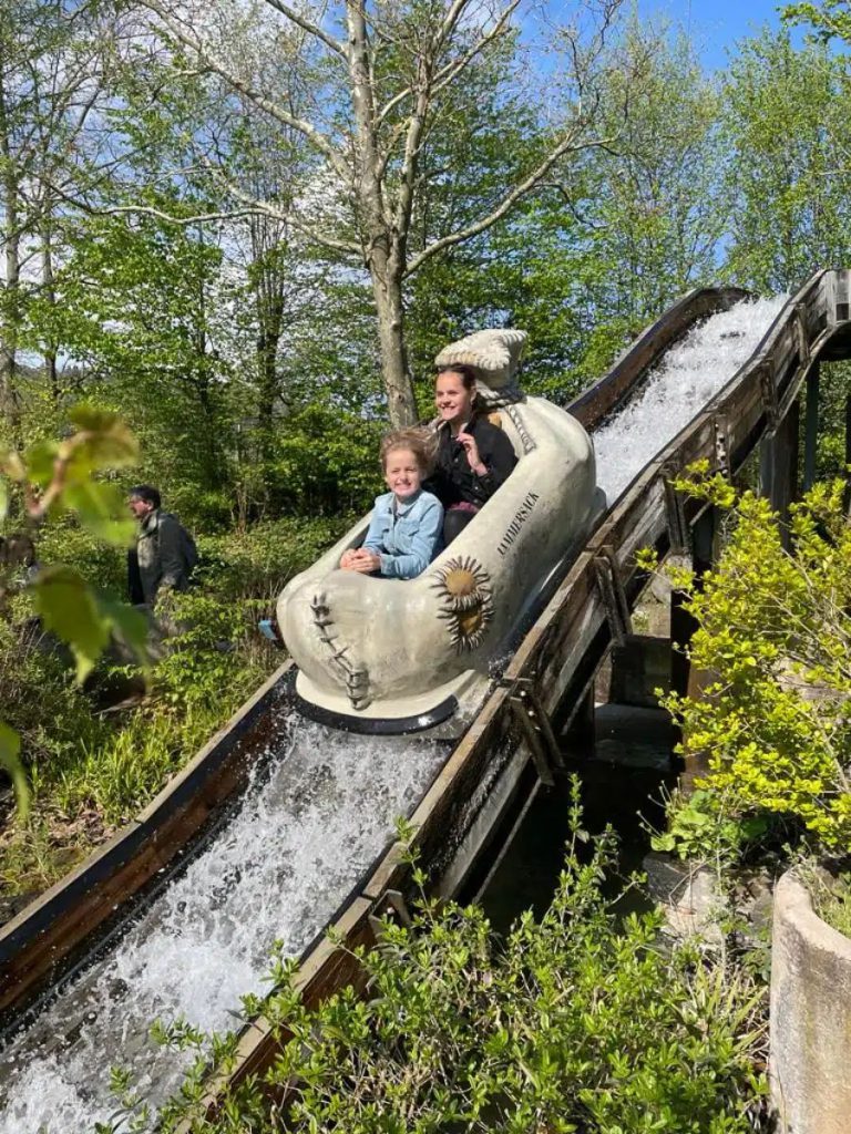 meisjes in achtbaan waterbaan tripsdrill