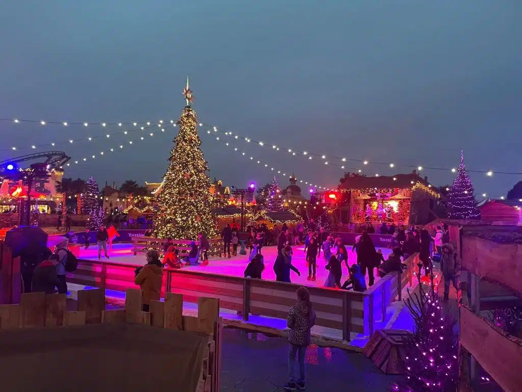 Beste pretparken van Europa toverland winter feelings schaatsbaan met kerstboom en lampjes