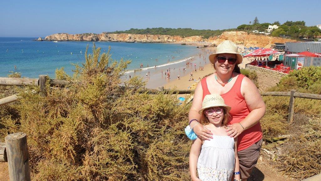 moeder en dochter vrouw kind meisje bij strand zee