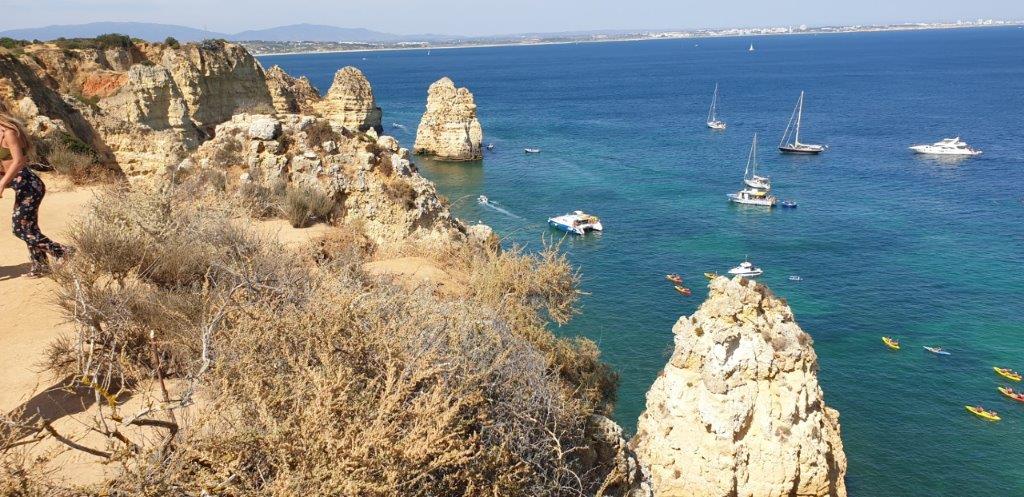 rotsen en bootjes in zee portugal