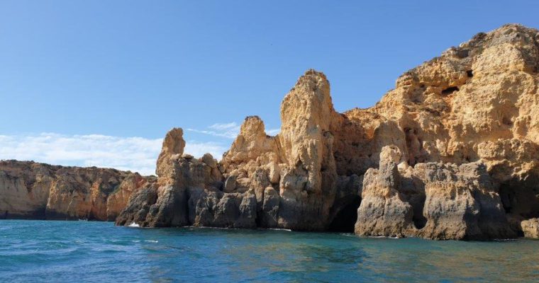 Ponta da Piedade Lagos, rotsformaties in een helderblauwe zee