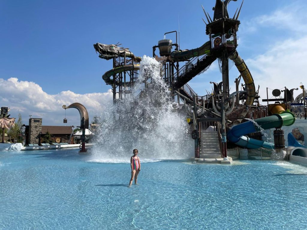 meisje kind onder water waterval zwembad buiten rulantica