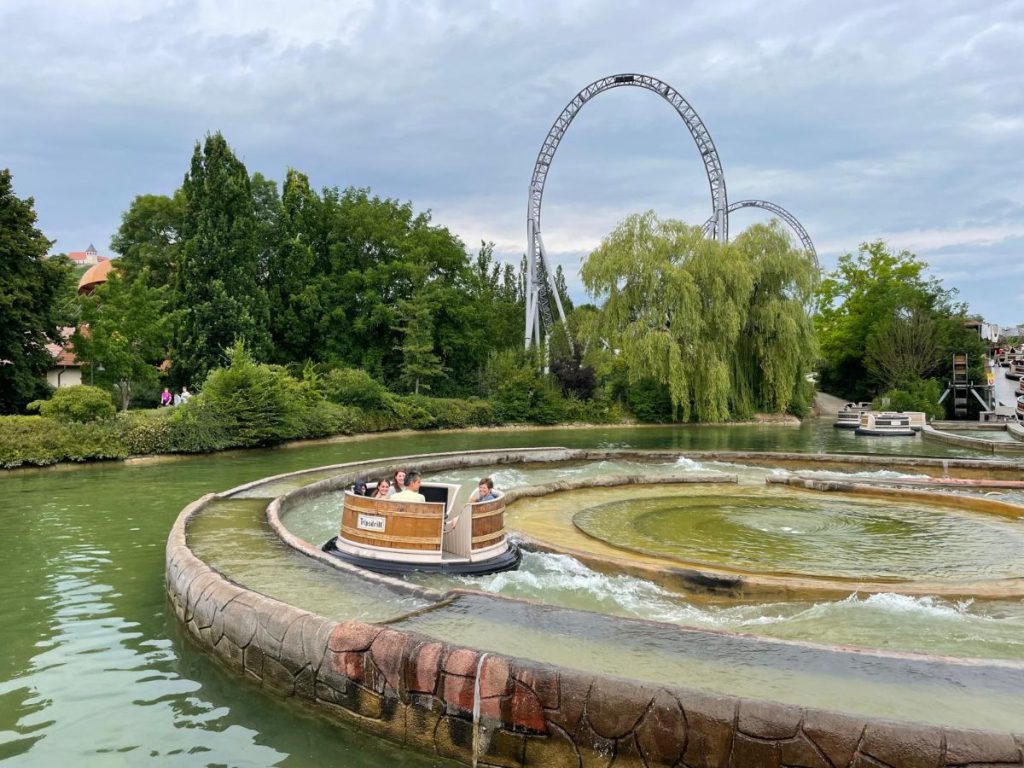 wildwaterbaan met achtbaan