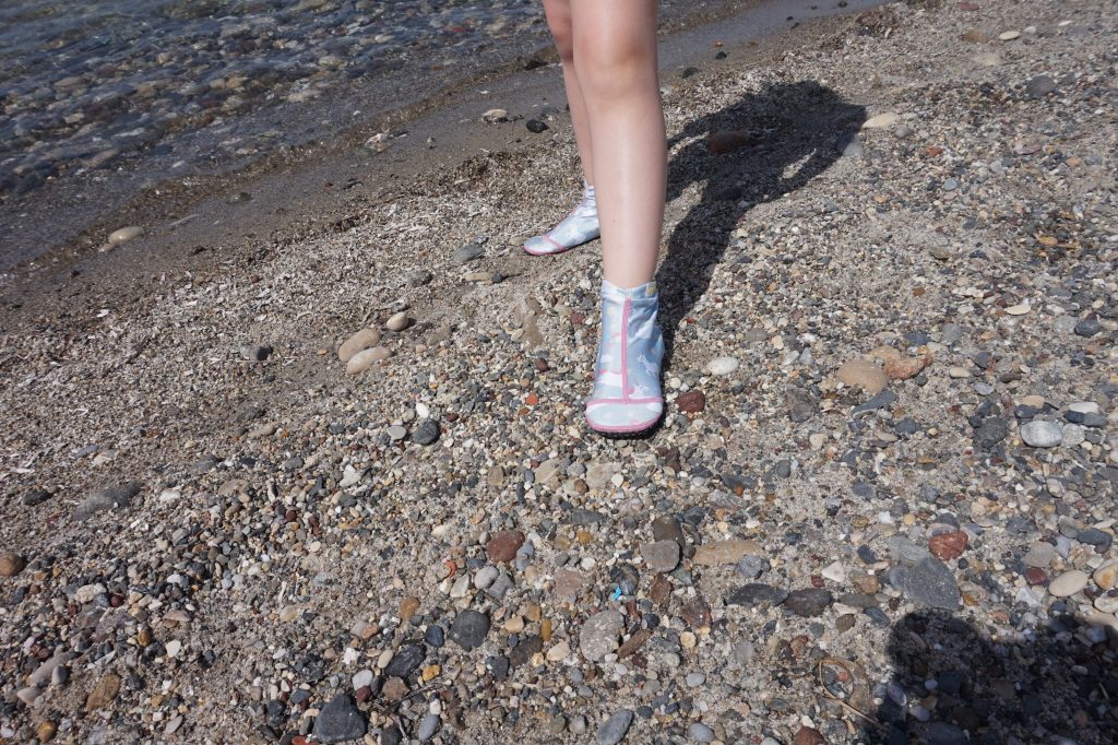 beach socks aan het strand zand kiezelstrand zee beachsocks